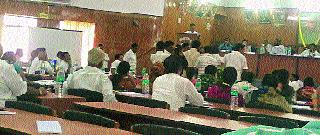 Scolding in Zilla Parishad Hall | जिल्हा परिषद सभागृहामध्ये गदारोळ