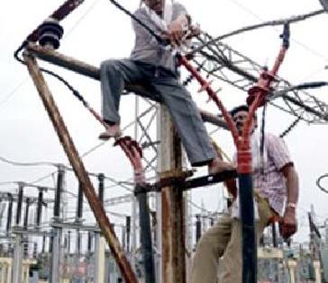'Linnaman' who fought with darkness | अंधाराशी युद्ध करणारे ‘लाईनमन’