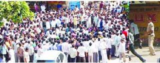 Racket in the coalberger for minor reasons | किरकोळ कारणातून कोल्हारमध्ये दगडफेक