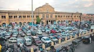 Strong indifference to safety at the railway station | रेल्वे स्थानकावर सुरक्षेप्रति कमालीची उदासीनता