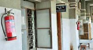 Fire extinguishers at the municipal wall | महापालिकेच्या भिंतीवर कालबाह्य अग्निशमन यंत्रे