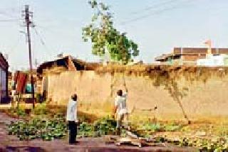 Storm rains; Downfall of houses | वादळी पावसाचा तडाखा; घरांची पडझड Storm rains; Downfall of houses | वादळी पावसाचा तडाखा; घरांची पडझड