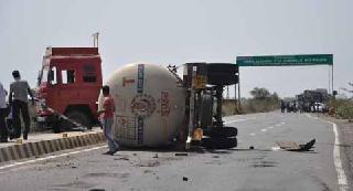 Turned on gas tanker, start gas leakage | गॅस टँकर उलटला, गॅस गळती सुरू Turned on gas tanker, start gas leakage | गॅस टँकर उलटला, गॅस गळती सुरू