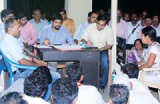 Distraction of Nawargaon residents heard by District Collector | जिल्हाधिकाऱ्यांनी ऐकल्या नवरगाववासीयांच्या व्यथा Distraction of Nawargaon residents heard by District Collector | जिल्हाधिकाऱ्यांनी ऐकल्या नवरगाववासीयांच्या व्यथा
