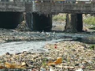 Due to encroachment, the drainage of the Oshiwara river | अतिक्रमणामुळे ओशिवरा नदीची गटारगंगा