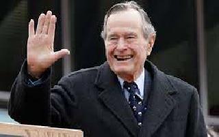 Parishut jump to George Bush's birthday | सिनिअर जॉर्ज बुश यांची वाढदिवशी पॅराशूट उडी