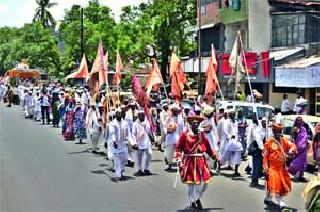 Saints of Saint Nivruttinath Palak, while walking towards Nashik Road Muktidham with a resting place. | नाशिकरोड मुक्तिधाम येथे विसावा घेऊन मार्गस्थ होताना श्री संत निवृत्तीनाथांची पालखी.