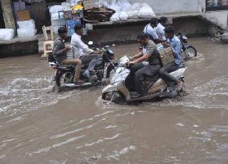 As soon as the rain rains, there will be no sweat | पाऊस पडताच कसरती होणार सुरू