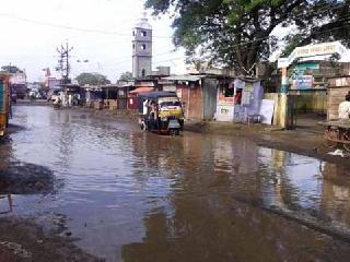 Water strained water! | रस्त्यावर साचले पाणीच पाणी!