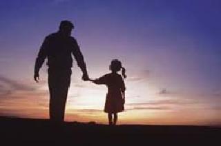 Thread of paternal love | पितृत्वाच्या ओढीला हवाय मायेचा धागा