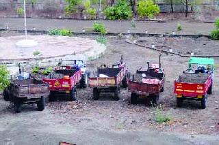 Nine tractors caught from the Panganga river bed | पैनगंगा नदीपात्रातून नऊ ट्रॅक्टर पकडले