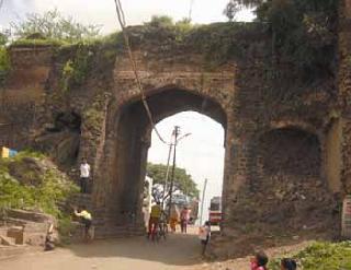 The gates of the gates are always going on | वेशींची दुरवस्था कायमच