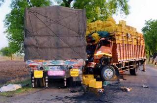 दोन अपघातात तिघे ठार