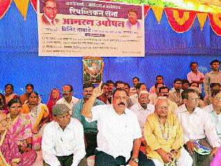 Dare movement against the mayor | महापौरांच्या विरोधात धरणे आंदोलन Dare movement against the mayor | महापौरांच्या विरोधात धरणे आंदोलन