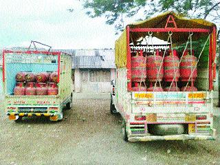 90 cylinders of domestic gas seized | घरगुती गॅसचे ९० सिलिंडर जप्त 90 cylinders of domestic gas seized | घरगुती गॅसचे ९० सिलिंडर जप्त