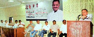 Satish Chavan has been able to solve the problem | प्रश्न सोडविण्यास सतीश चव्हाण सक्षम