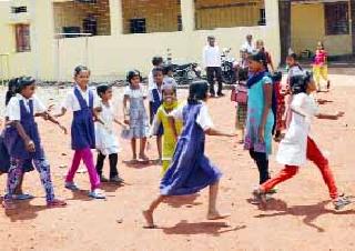 The bell rang; School garnished | घंटी वाजली; शाळा गजबजल्या