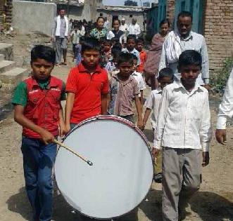 Entrance to schools, distribution of books | शाळांत प्रवेशदिंडी, पुस्तकांचे वाटप