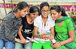 Only 10% girls got killed | दहावीतही मुलींनीच मारली बाजी Only 10% girls got killed | दहावीतही मुलींनीच मारली बाजी