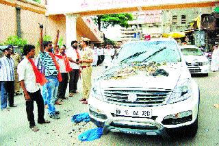 Dump on Guardian car | पालकमंत्र्यांच्या गाडीवर घाण