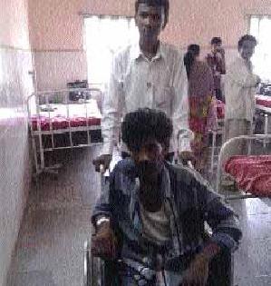 Relatives have to carry 'stretcher' | नातेवाईकांनाच ओढावे लागते ‘स्ट्रेचर’ Relatives have to carry 'stretcher' | नातेवाईकांनाच ओढावे लागते ‘स्ट्रेचर’