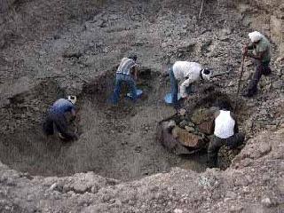 Excavation works well | विहिरी खोदण्याचे काम जोरात Excavation works well | विहिरी खोदण्याचे काम जोरात