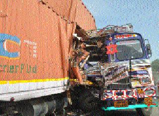 Container- Two killed in truck accident | कंटेनर- ट्रक अपघातात दोन ठार Container- Two killed in truck accident | कंटेनर- ट्रक अपघातात दोन ठार