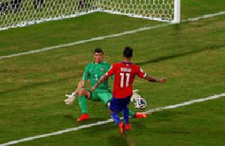 Chile beat Spain 2-0, defending champion Spain out of the tournament | चिलीचा स्पेनवर २-० ने विजय, गतविजेता स्पेन स्पर्धेबाहेर Chile beat Spain 2-0, defending champion Spain out of the tournament | चिलीचा स्पेनवर २-० ने विजय, गतविजेता स्पेन स्पर्धेबाहेर