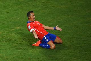 Chilean champions Spain 'out' | चिलीकडून गत चॅम्पियन स्पेन ‘आऊट’ Chilean champions Spain 'out' | चिलीकडून गत चॅम्पियन स्पेन ‘आऊट’