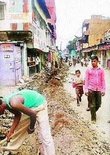Drove the road for 35 lakhs in the month | ३५ लाखांचा रस्ता महिन्यात खोदला