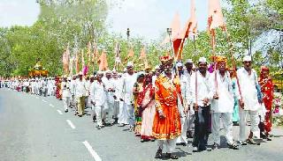 Nivruttinath's palanqui Pravara campus Dumdum | निवृत्तीनाथांच्या पालखीने प्रवरा परिसर दुमदुमला Nivruttinath's palanqui Pravara campus Dumdum | निवृत्तीनाथांच्या पालखीने प्रवरा परिसर दुमदुमला