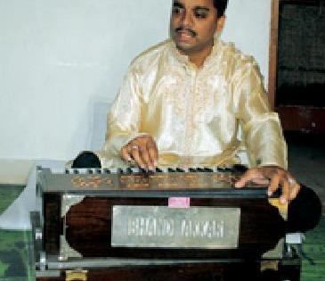 Yavatmal gives Rahul the online lessons of music | यवतमाळचा राहुल देतो संगीताचे आॅनलाईन धडे Yavatmal gives Rahul the online lessons of music | यवतमाळचा राहुल देतो संगीताचे आॅनलाईन धडे