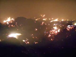 Firewood soybean and tur cotta fire in the industry | इंडस्ट्रिजमधील सोयाबीन व तूर कुटाराला आग Firewood soybean and tur cotta fire in the industry | इंडस्ट्रिजमधील सोयाबीन व तूर कुटाराला आग