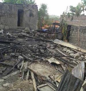 Five houses fire | पाच घरांना आग Five houses fire | पाच घरांना आग