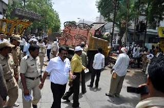 Violence against encroachment neutralization team | अतिक्रमण र्निमुलन पथकावर भाजीविक्रेत्यांचा हल्ला Violence against encroachment neutralization team | अतिक्रमण र्निमुलन पथकावर भाजीविक्रेत्यांचा हल्ला