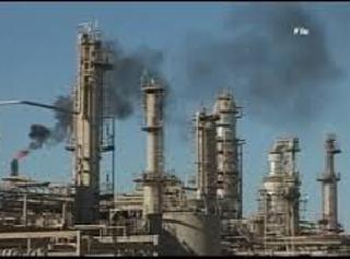 Black flag on Iraqi refinery | इराकी रिफायनरीवर काळे ध्वज