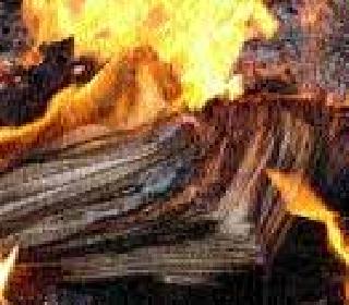 Still have to burn fire | अजूनही सोसाव्या लागतात आगीच्या झळा Still have to burn fire | अजूनही सोसाव्या लागतात आगीच्या झळा