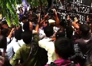 Municipal Corporation's retreat from Campakola | महापालिकेच्या पथकाची कॅम्पाकोलातून माघार Municipal Corporation's retreat from Campakola | महापालिकेच्या पथकाची कॅम्पाकोलातून माघार