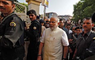 Police protects Narendra Modi's security cover | पोलिसानेच भेदले मोदींचे सुरक्षा कवच Police protects Narendra Modi's security cover | पोलिसानेच भेदले मोदींचे सुरक्षा कवच