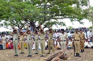 The official funeral of the martyr of Ramchandra Kachhve | शहीद रामचद्र कच्छवे यांच्या पार्थिवावर शासकीय इतमामात अंत्यसंस्कार The official funeral of the martyr of Ramchandra Kachhve | शहीद रामचद्र कच्छवे यांच्या पार्थिवावर शासकीय इतमामात अंत्यसंस्कार