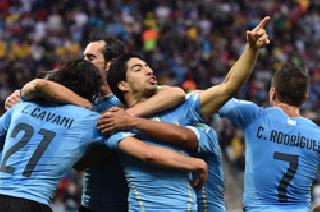 Uruguay defeats England 2-1 | उरुग्वेचा दे धक्का, इंग्लंडवर २-१ ने मात Uruguay defeats England 2-1 | उरुग्वेचा दे धक्का, इंग्लंडवर २-१ ने मात