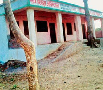Accused of hijacking in school building | शाळा बांधकामात अपहाराचा आरोप