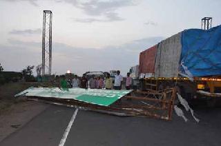 The panels collapsed on the Akola highway | अकोला महामार्गावर फलक कोसळला The panels collapsed on the Akola highway | अकोला महामार्गावर फलक कोसळला