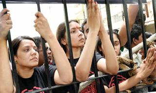 No action is still taken on Campa Cola, residents have filed criminal cases | कॅम्पा कोलावर आजही कारवाई नाहीच, रहिवाशांवर गुन्हे दाखल No action is still taken on Campa Cola, residents have filed criminal cases | कॅम्पा कोलावर आजही कारवाई नाहीच, रहिवाशांवर गुन्हे दाखल