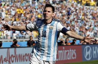 Messi 'Magic' defeats Azarenta in the next round | मेस्सी ‘मॅजिक’ने अज्रेन्टिनाची बाद फेरीत धडक Messi 'Magic' defeats Azarenta in the next round | मेस्सी ‘मॅजिक’ने अज्रेन्टिनाची बाद फेरीत धडक