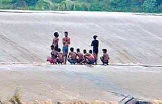 Delivering ten water from the dam and saving ten children | धरणाचे पाणी सोडल्यानंतर नदीत अडकलेल्या दहा मुलांना वाचविले Delivering ten water from the dam and saving ten children | धरणाचे पाणी सोडल्यानंतर नदीत अडकलेल्या दहा मुलांना वाचविले