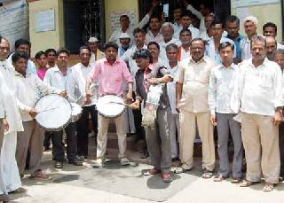 'Dafde Bajao' movement at State Bank's doorstep | स्टेट बँकेच्या दारात ‘डफडे बजाओ’ आंदोलन 'Dafde Bajao' movement at State Bank's doorstep | स्टेट बँकेच्या दारात ‘डफडे बजाओ’ आंदोलन