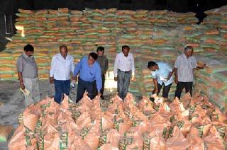 In Akola, the treasure worth 35 lakhs was seized | अकोला येथे ३५ लाखांचा खतसाठा जप्त In Akola, the treasure worth 35 lakhs was seized | अकोला येथे ३५ लाखांचा खतसाठा जप्त