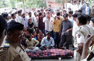 Pride for one-and-a-half hours in Thane | गुन्हा नोंदविण्यासाठी प्रेत दीड तास ठाण्यात