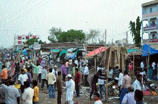 The encroachment on the Ambad road was removed | अंबड मार्गावरील अतिक्रमणे काढली